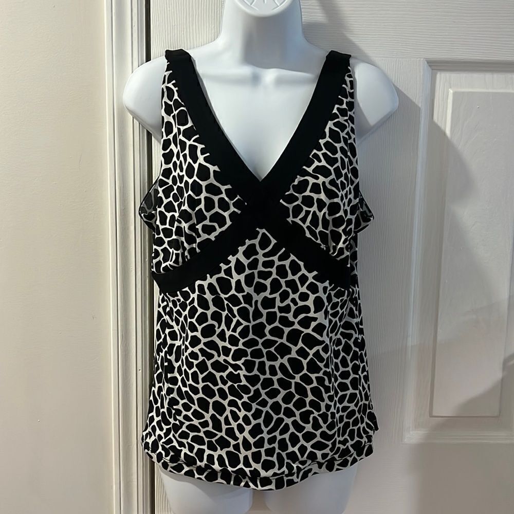 Tahari top size L‎
